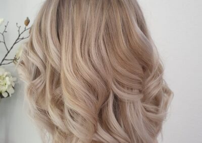 Blonde Haare in weichen Locken, Fot von hinten.