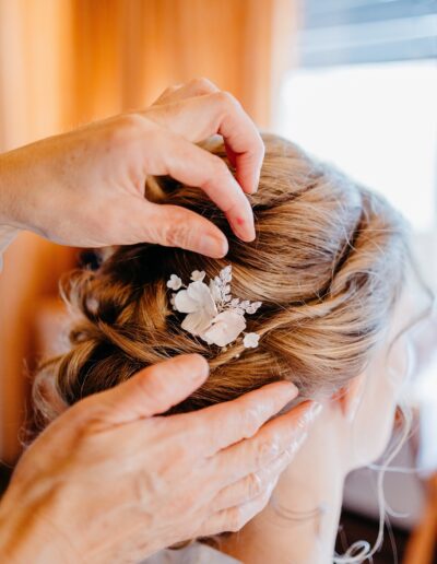 Steckfrisur mit dezentem Haarschmuck seitlich von hinten fotogrefiert.