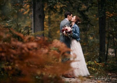 Brautpaar auf einer Waldlichtung_Karina Aigner Styling. Foto: Jakob Lehner photography