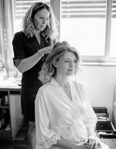 Hinter den Kulissen bei der Arbeit - die Brautfrisur entsteht Brautstyling by Karina Aigner. Foto @MichelePeloza