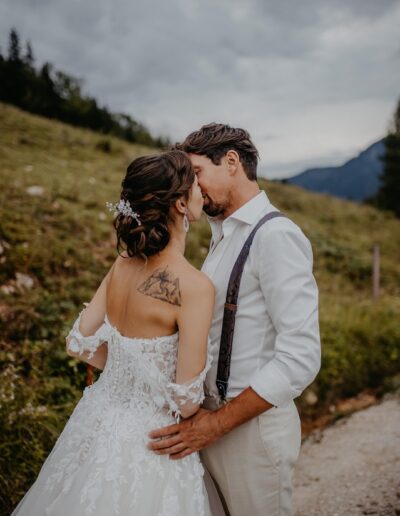First Kiss as a cuple. Brautstyling Karina Aigner. Brautpaar Kuss, Aufnahme in der Natur