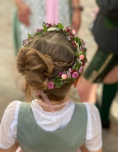 Blumenmädchen bei der Hochzeit mit Blumenkranz im Haar. Hochzeitsfrisur für Kinder by Karina Aigner. Foto @Fotostudio M