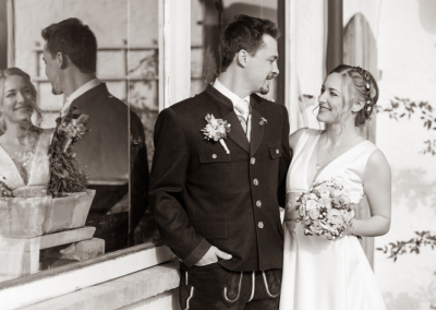 Brautpaar vor dem Spiegel. Hochzeitsstyling Karina Aigner_Juli und David