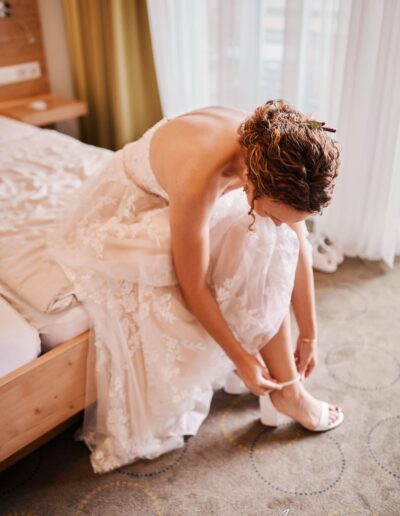 Braut zieht sich die Schuhe an. Jakob Lehner photography
