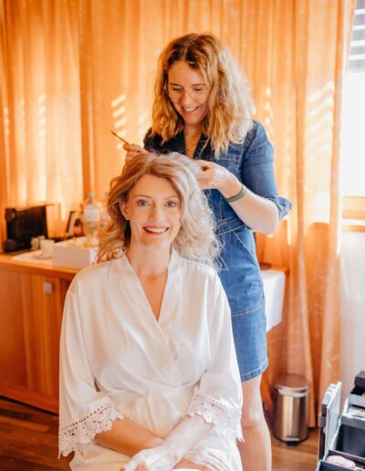 Karina Aigner bei der Arbeit, Es entsteht die Brautfrisur. Hochzeitsfriseurin im Salzkammergut. Foto @MichelePeloza