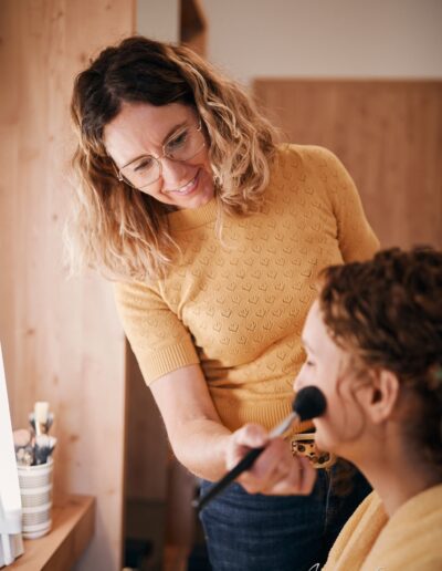 Karina Aigner beim Brautstyling. Foto: Jakob Lehner photography