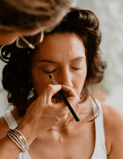 Karina Aigner schminkt die Braut Brautstyling von Frisur bis Make Up