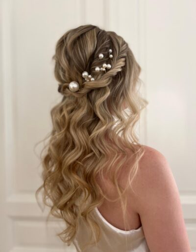 Locken lange Haare Hochzeit, blonde Wellen, Bild von schräg hinten, Perlen im Haar