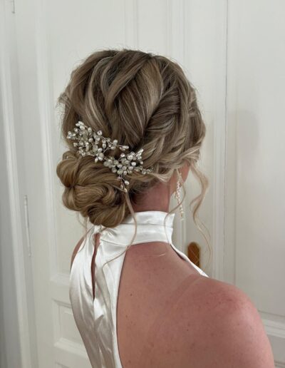 Steckfrisur für Ball oder Hochzeit, Bild von seitlich hinten, Perlengeflecht im Nacken auf Steckfrisur