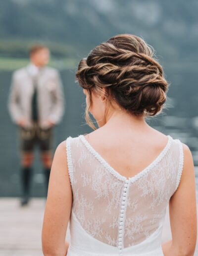 Steckfrisur für Hochzeit, geflochtene Zöpfe eingeflochten in gesteckten Haaren im Nacken