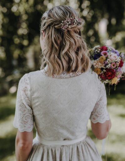 Trachtenhochzeit Frisur Ideen, einfach und romantisch, Wellen und die Seiten nach hinten genommen